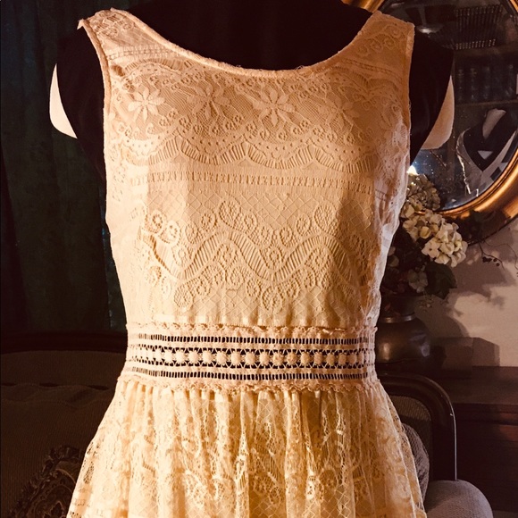 Forever 21 Dresses & Skirts - Gorgeous FOREVER 21 Creamy Yellow Lace Dress